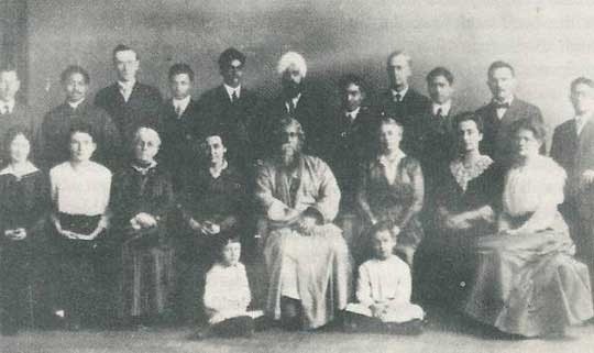 A photo of Tagore (center) posing for a black and white photo among others at UIUC